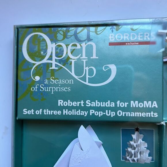 Borders Open Up A Season of Surprises Robert Sabuda for MoMA 3 pop up ornaments - Picture 2 of 7